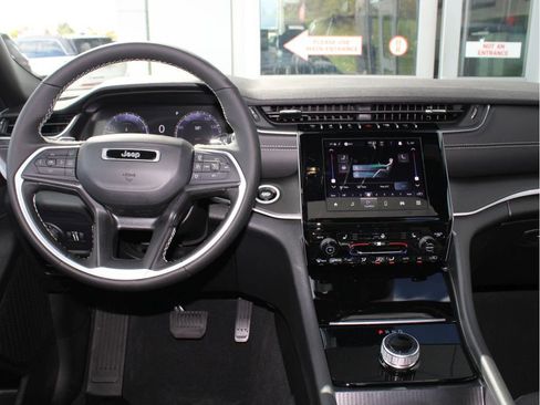 New 2025 Jeep Grand Cherokee Laredo X w/ Luxury Tech Group I image 12