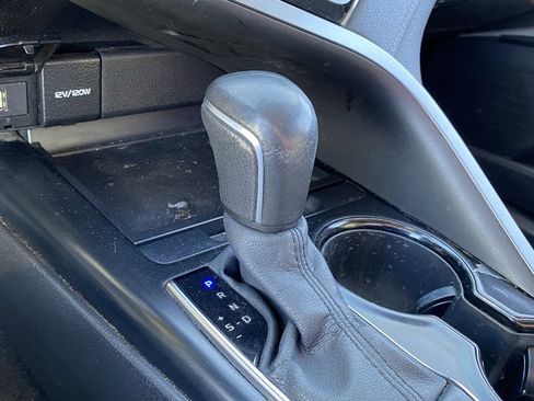 Used 2020 Toyota Camry SE image 9