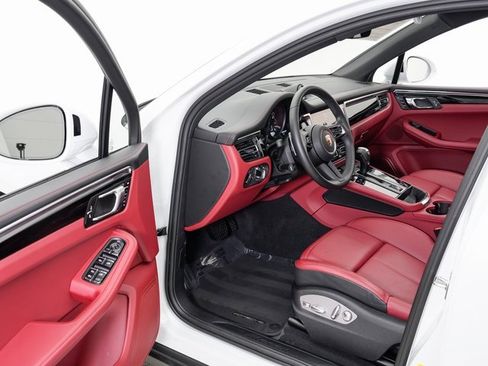 Used 2025 Porsche Macan image 7