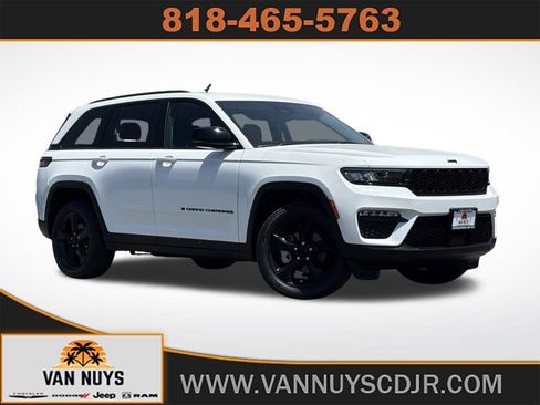 Used 2023 Jeep Grand Cherokee Limited w/ Black Appearance Package AWD/4WD image 1