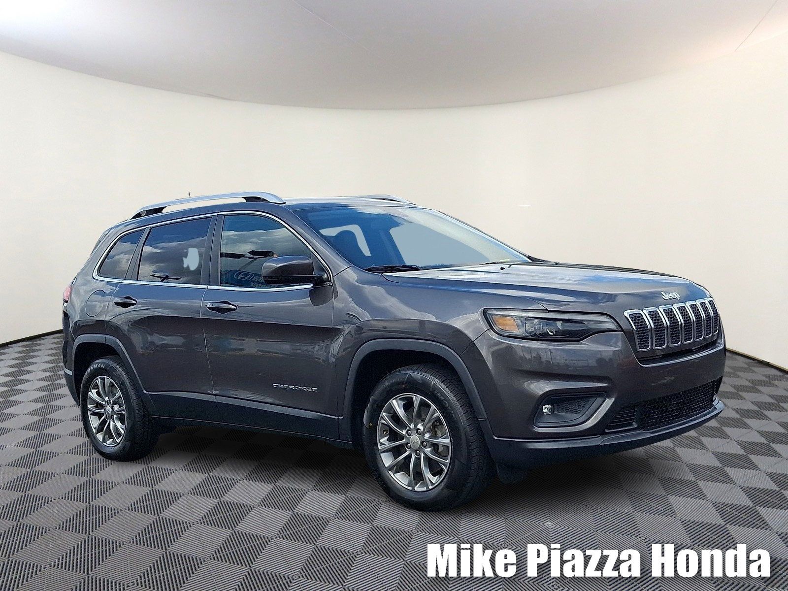 Used 2019 Jeep Cherokee Latitude Plus w/ Cold Weather Group AWD/4WD image 1