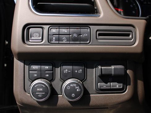 Used 2021 Chevrolet Suburban Z71 w/ Z71 Off-Road Package image 19