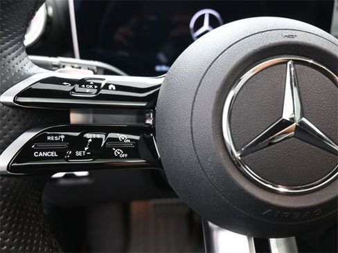 Used 2025 Mercedes-Benz GLC 300 image 2