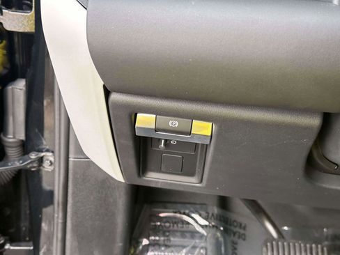 Used 2025 Land Rover Defender 110 S image 21