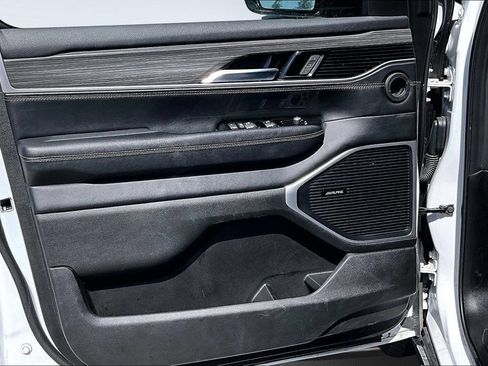 Certified 2024 Jeep Wagoneer L Series II RWD image 13