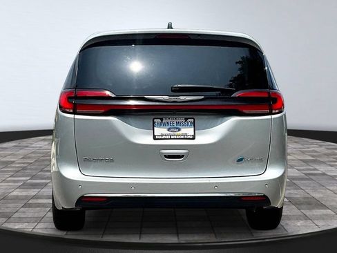 Used 2023 Chrysler Pacifica Touring-L FWD image 5