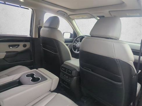Used 2025 Honda Pilot Touring image 17