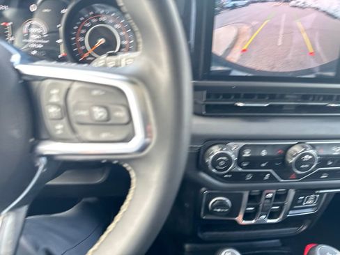 Used 2025 Jeep Wrangler Unlimited Sahara AWD/4WD image 18