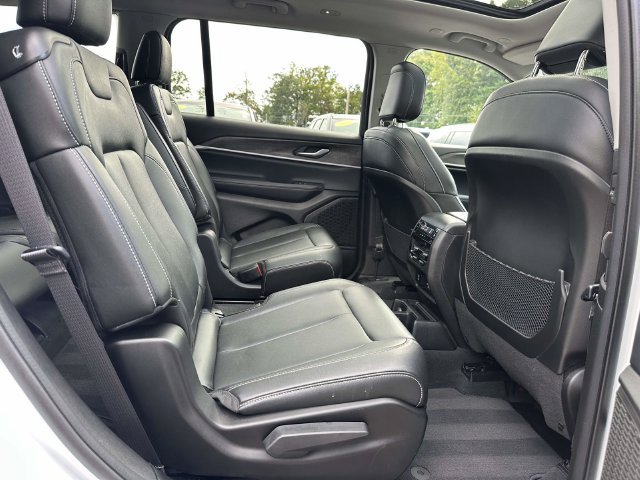 Used 2023 Jeep Grand Cherokee L Limited AWD/4WD image 24