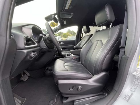 Used 2026 Chrysler Pacifica Select FWD image 17