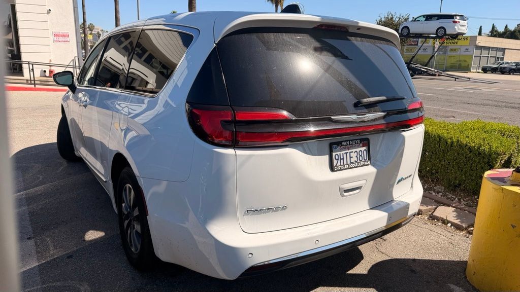 Used 2023 Chrysler Pacifica Limited FWD image 3