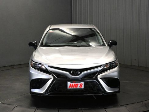 Used 2022 Toyota Camry SE FWD image 2