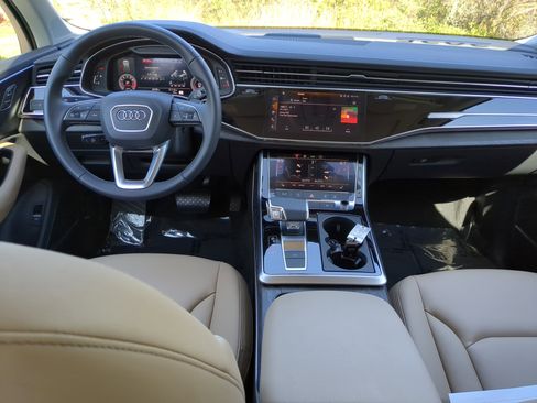 Used 2025 Audi Q7 2.0T Premium w/ Convenience Plus Package image 13