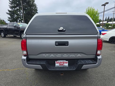 Used 2016 Toyota Tacoma TRD Sport w/ Premium & Technology Package AWD/4WD image 4