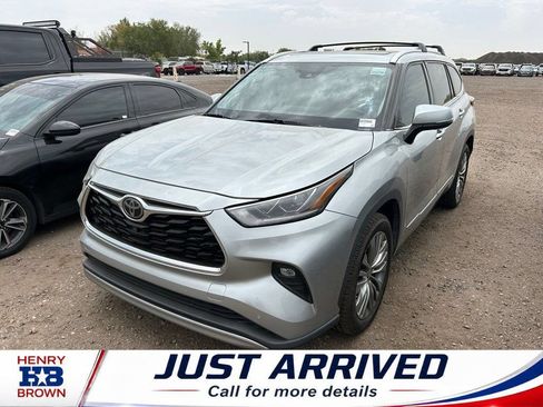 Used 2021 Toyota Highlander Platinum FWD image 1