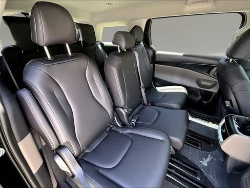 New 2026 Kia Carnival FWD image 10