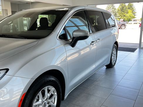 Used 2023 Chrysler Pacifica Touring FWD image 2