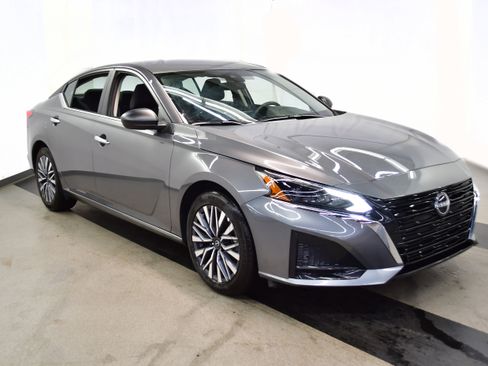 Used 2025 Nissan Altima 2.5 SV image 2