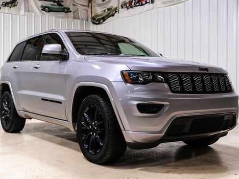 Used 2018 Jeep Grand Cherokee Altitude image 1