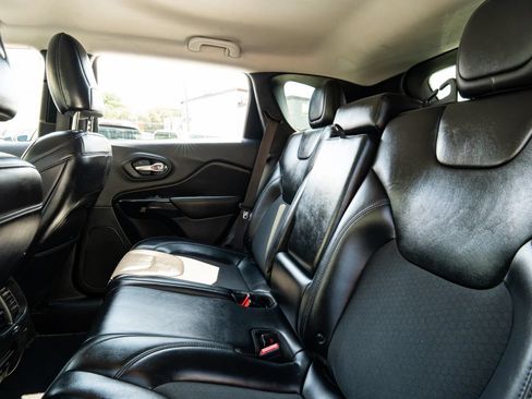 Used 2019 Jeep Cherokee Latitude Plus AWD/4WD image 22