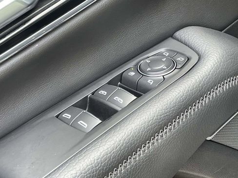 Used 2025 GMC Yukon Denali w/ Sun & Power Step Package image 17