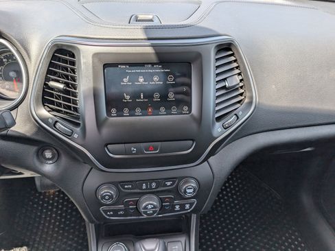Used 2019 Jeep Cherokee Latitude Plus w/ Comfort/Convenience Group AWD/4WD image 19