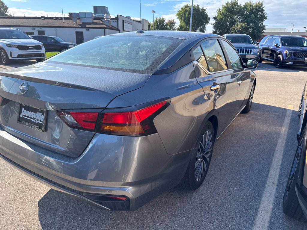 Used 2025 Nissan Altima 2.5 SV FWD image 3