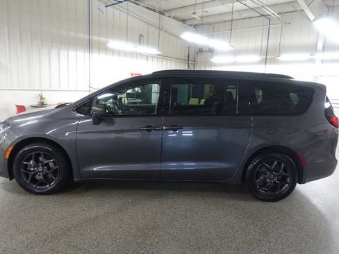 Used 2020 Chrysler Pacifica Touring-L Plus w/ Advanced Safetytec Group FWD image 4