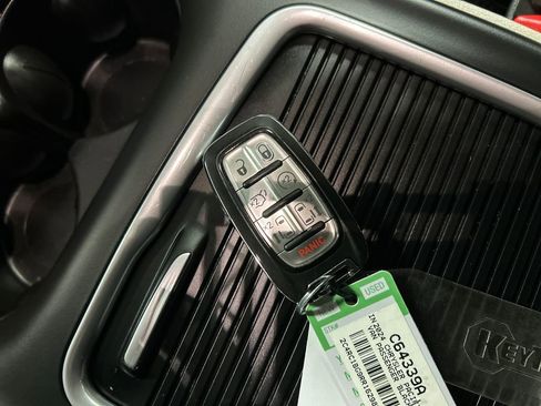 Used 2024 Chrysler Pacifica Touring-L image 22