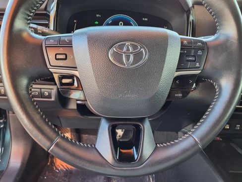 Used 2025 Toyota Camry SE FWD image 19