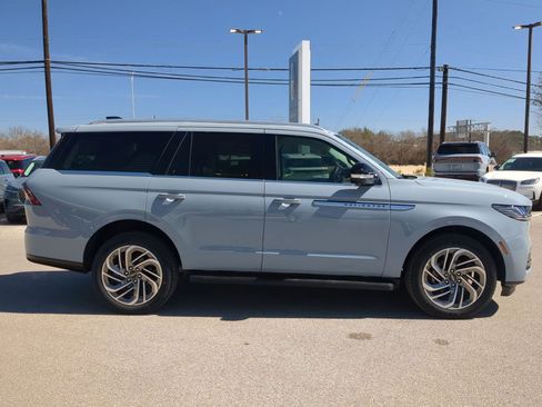 New 2026 Lincoln Navigator Premiere image 2