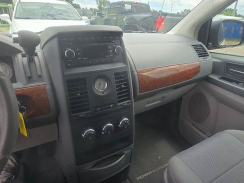 Used 2008 Chrysler Town & Country LX FWD image 21