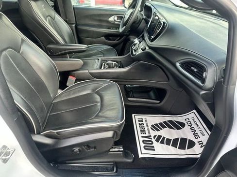 Used 2025 Chrysler Pacifica Limited image 11
