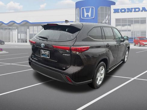 Used 2021 Toyota Highlander LE image 9