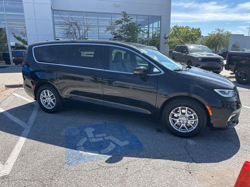 New 2026 Chrysler Pacifica Select image 40