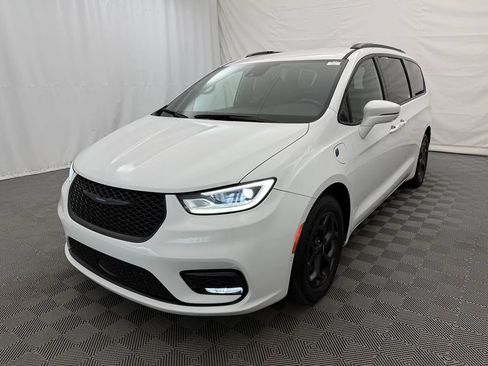 Used 2021 Chrysler Pacifica Limited w/ Uconnect Theater Family Group FWD image 2