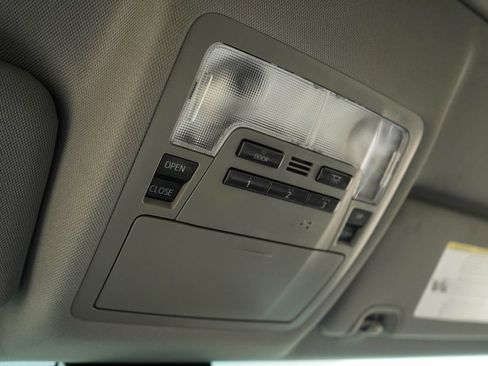 Used 2019 Toyota Highlander Limited FWD image 12