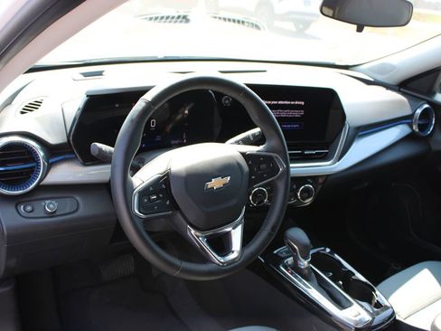 Used 2025 Chevrolet Trax LT w/ LT Convenience Package image 22