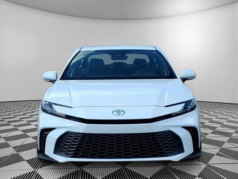 Used 2025 Toyota Camry SE w/ Convenience Package image 3