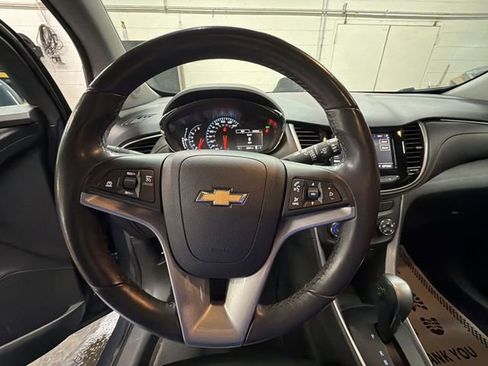 Used 2022 Chevrolet Trax LT w/ LT Convenience Package image 13