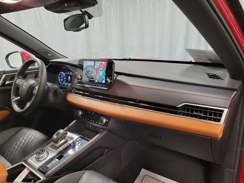 Used 2024 Mitsubishi Outlander 4WD Plug-In Hybrid image 30