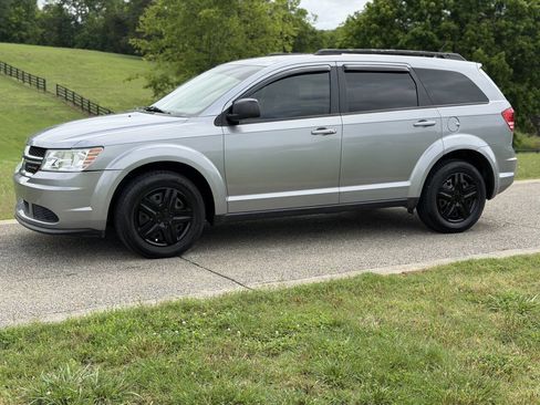 Used 2017 Dodge Journey SE FWD image 2