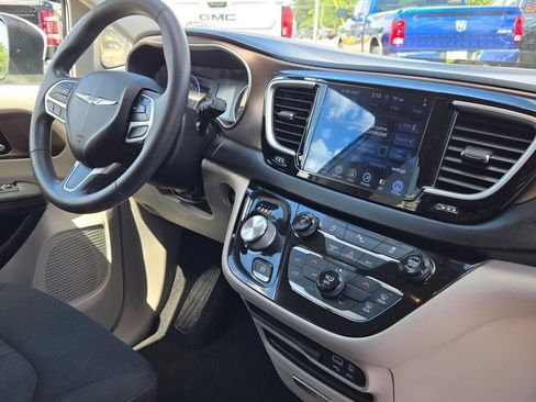 Used 2017 Chrysler Pacifica Touring FWD image 14