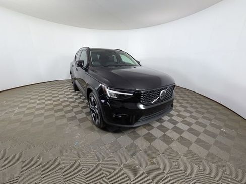 Used 2025 Volvo XC40 B5 Plus image 30