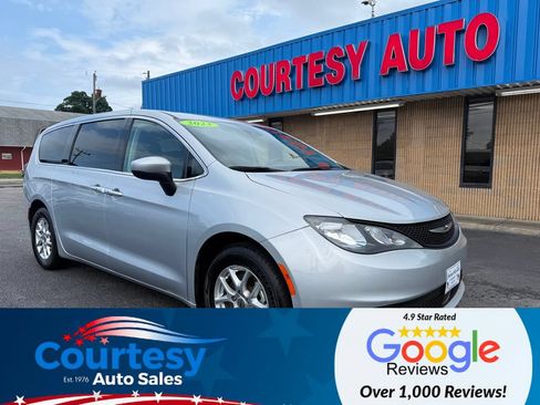 Used 2023 Chrysler Voyager LX FWD image 1