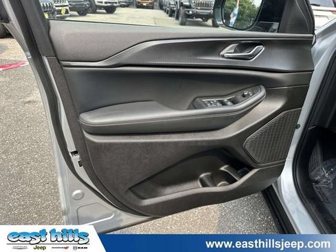 Used 2023 Jeep Grand Cherokee Altitude AWD/4WD image 14