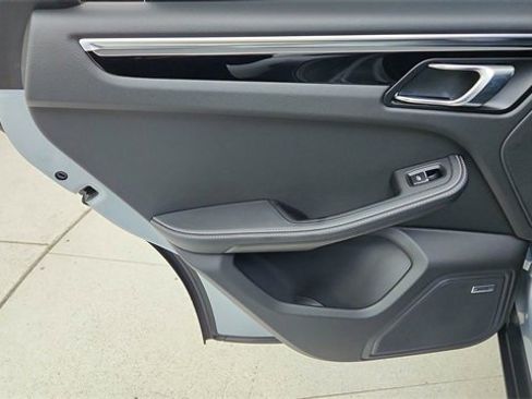 Used 2024 Porsche Macan w/ Premium Plus Package image 31