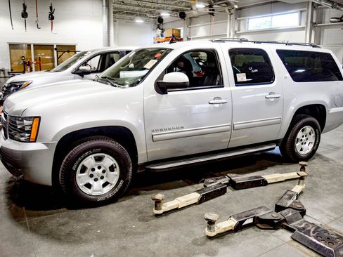 Used 2013 Chevrolet Suburban LT w/ Luxury Package AWD/4WD image 12