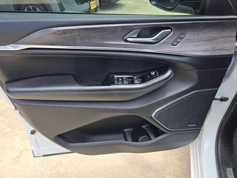Used 2022 Jeep Grand Cherokee Overland AWD/4WD image 12