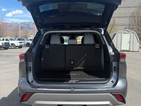 Certified 2021 Toyota Highlander Platinum AWD/4WD image 9